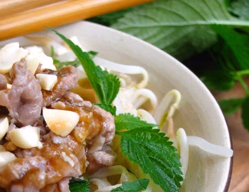 Phở trộn sốt me. Món phở trộn sốt me có vị thơm hấp dẫn, bánh phở giữ nguyên được độ dai mà không bị ngấy như phở xào. Sau khi phi thơm tỏi với 1 thìa bơ nhỏ rồi đổ nước me đã lọc vào. Khi nước sốt sôi được khoảng 1 phút thì tắt bếp và cho nhanh bánh phở vào trộn đều. Sau đó, xào chín thịt bò. Cho một ít giá luộc vào bát rùi cho tiếp phở đã trộn, rau kinh giới, thịt bò xào lên trên là xong.