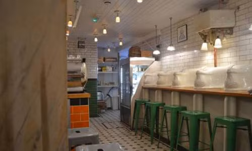 Nhà hàng The Attendant, London, Anh. Vào thế kỷ 19 nơi đây chính là một nhà vệ sinh công cộng của thành phố. Người ta phải mất hai năm sửa chữa để nhà hàng này có hiện trạng như bây giờ tuy nhiên nó vẫn giữ nguyên kiến trúc ban đầu, ngay cả những bồn tiểu cũng được giữ nguyên. Ngày nay, nhà hàng chủ yếu phục vụ các khách "ruột" với những món ăn quen thuộc như bánh mì nướng, bánh mì kẹp thịt, cà phê cho bữa sáng và bữa trưa. Điều đặc biệt ở đây là bức tường gạch, máy sấy tay cũ, bệ đi tiểu và một vài đồ trang trí vẫn được giữ để sử dụng.