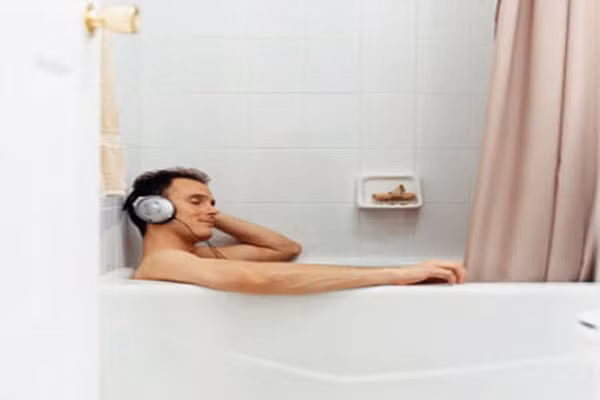 Bạn nên tắm trước khi đi ngủ khoảng 2 tiếng để nước ấm làm cơ thể ấm lên, làm tăng tốc độ tuần hoàn máu trong cơ thể, tăng sự bài tiết đối với cơ thể, do đó cơ thể sẽ được thả lỏng, các cơ sẽ được giãn nở thư thái hơn