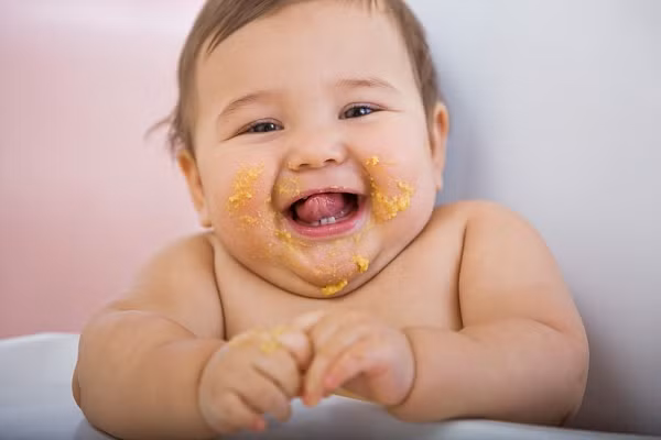 Trẻ em thường bị thừa cân do tiêu thụ quá nhiều đồ ăn vặt. Những trẻ thừa cân lại có xu hướng rất thèm ăn nên cha mẹ khó lòng giảm phần ăn của con. Do đó, mẹ nên chú ý đến phần dinh dưỡng thay vì giảm cấp tốc khẩu phần ăn của trẻ.