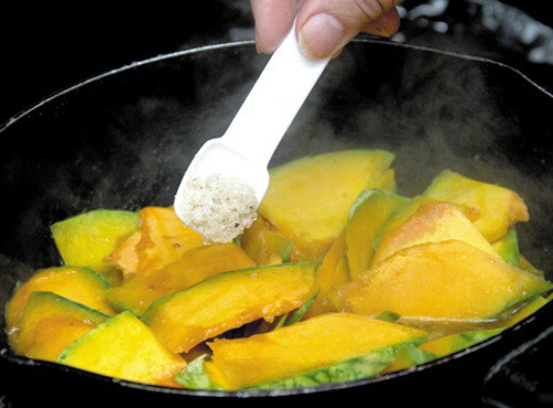 Nêm gia vị đúng cách. Gia vị nào thấm lâu sẽ nêm trước. Ví dụ khi nêm muối và đường thì đường nêm trước rồi mới tới muối, sau đó là giấm, xì dầu, nước mắm, cuối cùng là bột ngọt (nếu cần).