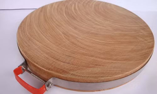 Rửa sạch ngay sau khi dùng. Việc rửa thớt bằng nước sạch ngay sau khi sử dụng có thể rửa đi những vi khuẩn gây bệnh. Do gỗ là một bề mặt xốp hấp thụ nước nên khi ngâm thớt vào nước rửa bát ngay lập tức khiến nó thấm hút nước rửa bát nhiễm độc vào trong. Bên cạnh đó nó cũng khiến thớt của bạn bị cong vênh.