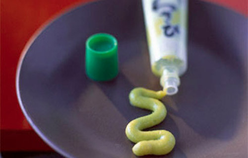 Mù tạt. Thoa mù tạt lên chân rồi mát xa nhẹ nhàng, mang tất khi ngủ là sáng hôm sau sẽ có đôi bàn chân mềm mại hơn.