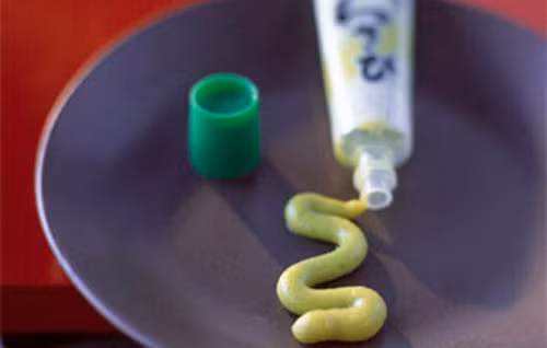 Mù tạt. Thoa mù tạt lên chân rồi mát xa nhẹ nhàng, mang tất khi ngủ là sáng hôm sau sẽ có đôi bàn chân mềm mại hơn.