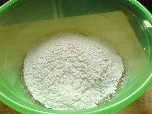 Bột gạo. Bột gạo không chỉ giúp loại bỏ bụi bẩn, tẩy tế bào chết mà còn giúp dưỡng ẩm da. Trộn một thìa mật ong, một thìa giấm táo với bột gạo, tạo thành hỗn hợp sền sệt. Bôi chúng lên vùng gót chân nứt nẻ rồi nhẹ nhàng massage khoảng 5-10 phút, sau đó rửa lại chân bằng nước ấm.