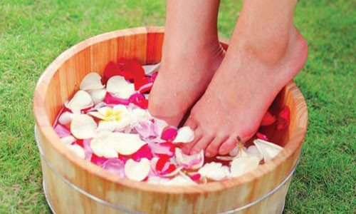 Nước hoa hồng. Trộn đều nước hoa hồng với glycerin và thoa lên gót chân trong vòng 20 phút. Sau đó rửa lại chân bằng nước thường. Nếu đều đặn thực hiện phương pháp này mỗi ngày, bạn sẽ sở hữu đôi gót sen mềm mại và mịn màng tuyệt vời chỉ trong vòng một tháng.