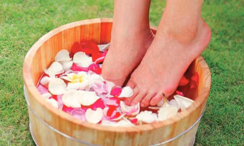 Nước hoa hồng. Trộn đều nước hoa hồng với glycerin và thoa lên gót chân trong vòng 20 phút. Sau đó rửa lại chân bằng nước thường. Nếu đều đặn thực hiện phương pháp này mỗi ngày, bạn sẽ sở hữu đôi gót sen mềm mại và mịn màng tuyệt vời chỉ trong vòng một tháng.