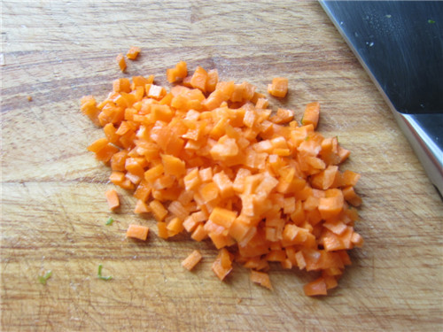 Bước 2: Cà rốt đem rửa sạch và thái nhỏ.