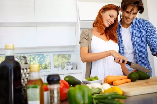 Chuẩn bị bữa ăn. Tránh lãng phí thời gian bằng cách lên kế hoạch sẵn sẽ ăn gì trong bữa tối và bữa sáng. Điều này vừa tiết kiệm thời gian, chi phí bà cũng rất bổ ích cho sức khỏe khi bạn lên sẵn một thực đơn bổ sung các chất dinh dưỡng và thay đổi hàng ngày cho cơ thể cần.