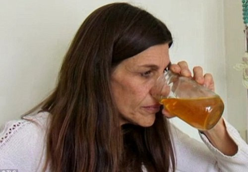 Nghiện uống nước tiểu. Bốn năm qua, cô Carrie, một bệnh nhân ung thư, không thể sống thiếu nước tiểu vì cô cần nó để thay thế nước uống và nước tắm mỗi ngày. Mỗi ngày cô Carrie uống 5 cốc nước tiểu của chính mình (khoảng 2,4 lít). Cô thích uống loại nước thải này khi nó còn ấm. Với cô Carrie, thói quen này giúp cô cảm thấy thoải mái hơn.