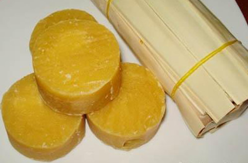  Đường Thốt Nốt. Nhắc đến loài cây đặc trưng ở Campuchia, người ta sẽ nhớ đến thốt nốt. Hình ảnh cây thốt nốt gắn bó với đời sống của người dân với nhiều công dụng. Lá thốt nốt dùng để lợp nhà, thân cây dùng làm cột. Nước thốt nốt ngọt, chắt lọc từ hoa thốt nốt nên hương vị rất tinh khiết, được nấu thành đường. Đường thốt nốt không chỉ dùng nấu chè, còn có thể nêm vào thức ăn, canh hay các món kho. Ngoài ra, nước thốt nốt còn chế biến thành một loại rượu nhẹ như rượu vang rất đặc biệt còn có tên gọi là “tức-thốt-chu” (thốt nốt chua).