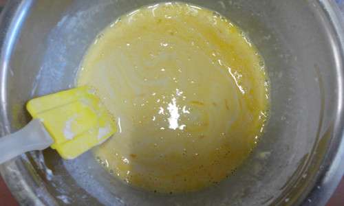 Bước 4: Đổ trứng vào hỗn hợp bột và đánh tan.