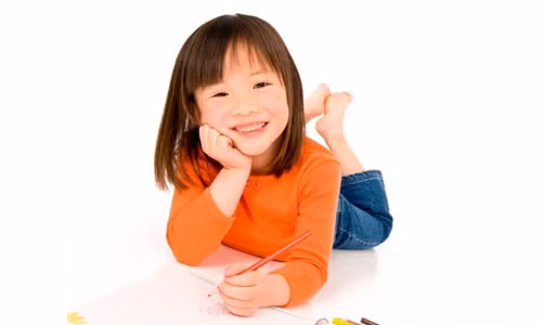 Có một thí nghiệm cho thấy rằng, nếu bạn để trẻ đứng trước một hình ảnh động thì khả năng ghi nhớ của thính giác là 60%, của thị giác là 70%. Những nếu cả thính giác và thị giác cùng hỗ trợ nhau thì khả năng ghi nhớ lên tới 86,3%. Bởi vậy, trong cuộc sống, bạn có thể dậy con ghi nhớ những sự kiện bằng cách kiểm tra con theo kiểu hỏi bé đã nghe thấy và nhìn thấy những gì?.