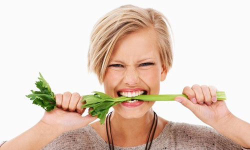 5. Ăn quá ít các loại rau quả. Rau tươi và hoa quả có thể giúp bạn làm giảm nguy cơ bị mắc bệnh ung thư. Mỗi ngày bạn nên ăn khoảng từ 400 gram rau xanh các loại có màu xanh, vàng, tím để đảm bảo sức khoẻ và nâng cao khả năng miễn dịch của cơ thể.