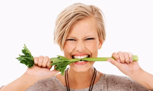 5. Ăn quá ít các loại rau quả. Rau tươi và hoa quả có thể giúp bạn làm giảm nguy cơ bị mắc bệnh ung thư. Mỗi ngày bạn nên ăn khoảng từ 400 gram rau xanh các loại có màu xanh, vàng, tím để đảm bảo sức khoẻ và nâng cao khả năng miễn dịch của cơ thể.