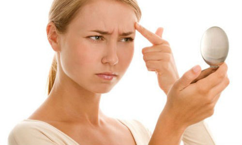 Thực ra, tắm xông hơi giúp cơ thể bạn mất đi một lượng nước lớn, trọng lượng cơ thể nhờ đó mà nhẹ đi. Nhưng đó chỉ là hiện tượng tạm thời, nó không thể giúp bạn giải quyết vấn đề của những kg mỡ thừa tích trữ trong cơ thể mà chỉ là sự mất nước tạm thời mà thôi. Giảm là giảm nước chứ không phải mỡ. Nếu bạn tắm xông hơi càng lâu thì cơ thể càng mất nước khiến da bị khô và đẩy nhanh quá trình lão hóa. 