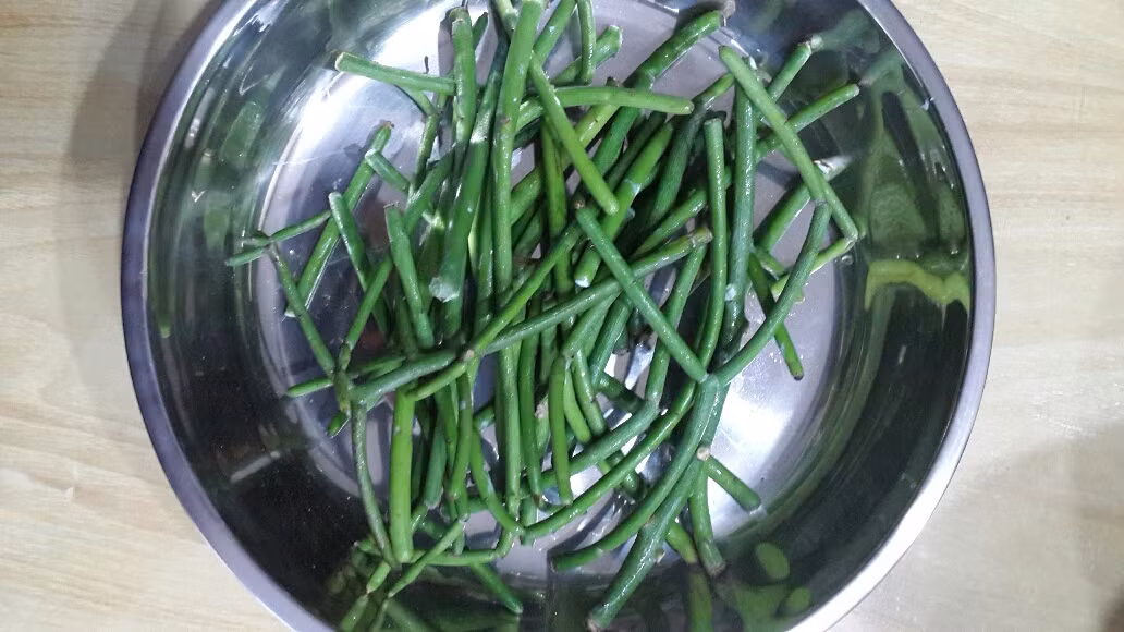 Buổi sáng, lấy khoảng 70gr cành giao tươi, số thuốc này sẽ xông thành 02 lần trong 01 ngày. Mỗi lần xông từ 25~30 phút. Sau khi xông buổi sáng, buối tối lại tiếp tục cho nước vào đun lên xông không cần thêm thuốc mới.