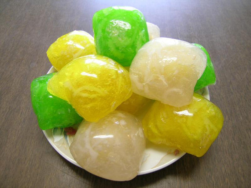 Màu vàng. Người ta thường dùng nước củ nghệ để nhuộm màu cho bánh ngọt, bánh xèo, bột cà ri, các món canh. Màu vàng tươi trong quả dành dành không độc, có thể dùng nhuộm màu vàng cho bánh xu xê, bánh thạch, dùng kho cá hoặc các loại bánh ngọt khác.