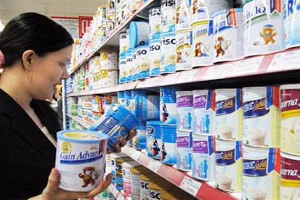 Cha mẹ cũng nên cân nhắc giữa kinh tế gia đình. Để tránh lãng phí, có thể mua thử cho trẻ một loại sữa, sau đó chính trẻ sẽ quyết định có nên uống tiếp loại sữa đó không.