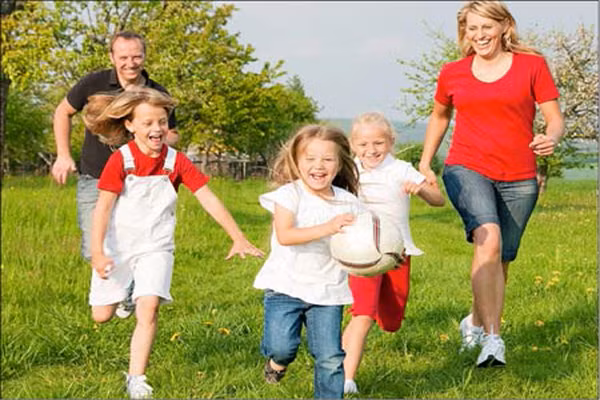 Ngay từ trước khi ra đời, thai nhi nam gặp khó khăn nhiều hơn thai nhi nữ. “Thậm chí, ngay trong năm đầu đời, các bé trai có nguy cơ tử vong cao hơn các bé gái và điều này tồn tại suốt cuộc đời". Theo Sean Hagberg, giám đốc Trung tâm khoa học thần kinh Rio Grande, ĐH New Mexico cho biết. Trong bào thai, bé trai cũng chậm phát triển về thể chất hơn bé gái và càng nhiều khả năng tử vong hơn nếu bị sinh thiếu tháng do phổi và não bộ chưa phát triển.