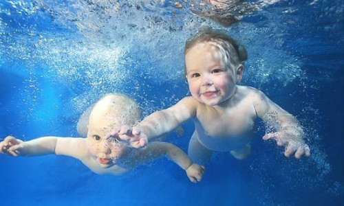 8. Việc mát xa cho trẻ em mỗi ngày cũng giúp lưu thông máu. Trẻ có thể tập các môn thể thao phù hợp như nhảy dây, đá bóng…hoặc bơi lội. Bơi lội được coi là môn thể thao giúp nâng cao hệ miễn dịch tốt nhất dành cho trẻ em.