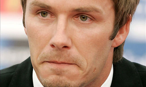 Thay đổi 2. Bạn chưa bao giờ thấy chàng rơi nước mắt bởi vì với chàng, hành động đó thật không đàn ông. Vậy nhưng sau khi cưới, chàng bỗng dưng “mềm yếu” lạ thường. Anh ấy có thể bị tổn thương bởi những câu nói vô ý. Thậm chí anh ấy còn rất hay giận dỗi và đương nhiên người xin lỗi phải là bạn. Các chuyên gia tâm lý cho biết rằng, sự thay đổi tâm lý này từ phía đàn ông là vì họ mong muốn nhận được nhiều tình yêu và sự quan tâm hơn. Hơn cả, họ sợ cảm giác bị lãng quên.