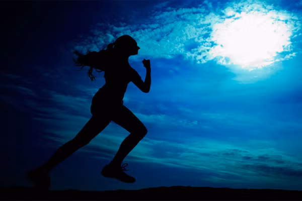 Nếu thấy căng thẳng kéo dài, hãy đơn giản hóa cuộc sống, sắp xếp lại công việc, đặt ra mục tiêu cụ thể và đúng mức cho mỗi ngày, thậm chí phải cắt bỏ bớt công việc. Có một số phương pháp như thiền, yoga, chạy bộ hoặc thậm chí dành thời gian thư giãn với thú cưng cũng là cách giảm stress hiệu quả.