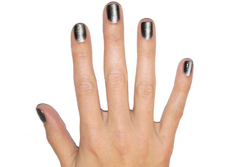 Nail kiểu Ombre. Sơn toàn bộ móng tay màu trắng và để cho nó khô. Sau đó phủ lớp bóng màu đen lên trên, tiếp theo dùng miếng bột biển thoa tiếp lớp màu đen lên cho bóng và đẹp hơn.