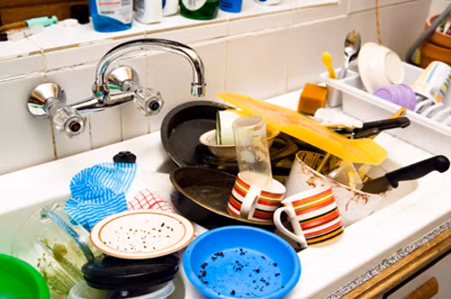 Không ngâm chung dao với đồ khác. Rất nhiều chị em có thới quen ngâm dao vào trong bồn rửa chung với các vật dụng khác. Tuy nhiên, việc làm này lại rất có hại cho dao. Dao chuôi gỗ rất dễ bị mủn và lỏng ra khỏi dao, hoặc lưỡi dao dễ bị những vật khác gây sứt, mẻ.