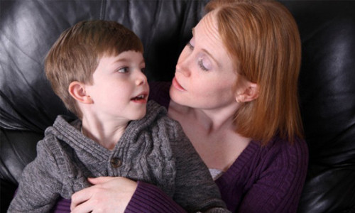 Luôn luôn giải thích cho con một cách đầy đủ và rõ ràng các vấn đề sẽ giúp trẻ hiểu tường tận. Trẻ em sẽ rất nhanh quên các nếu chúng không được người lớn hưỡng dẫn và lý giải những thắc mắc trong cuộc sống. Bởi vậy, nếu muốn con có trí nhớ tốt, người lớn hãy học cách kiên nhẫn giải thích từng vấn đề cho con mình một cách chậm rãi và rõ ràng nhất có thể.