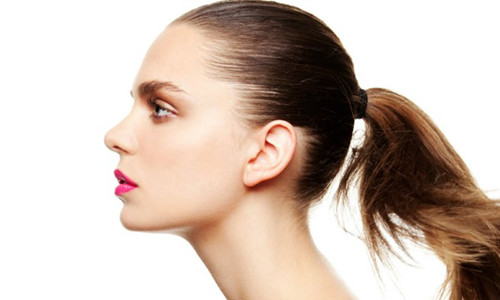 7. Buộc tóc quá chặt. Buộc tóc quá chặt sẽ khiến sợi tóc căng ra gây ảnh hưởng cho nang tóc và dẫn đến rụng tóc.Vì thế, tốt nhất là hãy hạn chế buộc, hãy thả tóc bất cứ khi nào có thể.