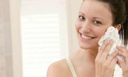 Thứ nhất: Sau khi rửa mặt xong, bạn thường dùng khăn bông lau nước có trên mặt.