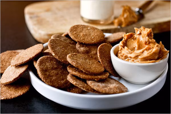 Hạn chế trẻ ở tuổi này ăn đồ chứa nhiều đường và dầu mỡ để ngăn ngừa bệnh tiểu đường và các vấn đề về răng. Mẹ nên cho bé ăn bánh quy thay bánh mì và thay sữa bằng các loại nước trái cây để giúp trẻ hào hứng hơn với bữa sáng.