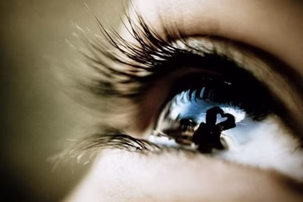 6. Đục thủy tinh thể. Chứng bệnh này sẽ tăng theo độ tuổi hoặc do bẩm sinh. Đục thủy tinh thể là khu vực bị đục hoặc mờ trong thủy tinh thể khiến cho mắt nhìn mờ, đặc biệt vào ban đêm. Bệnh thường xảy ra nhiều ở những người bị tiểu đường, những người dùng thuốc corticosteroids hay những người hút thuốc lá thường xuyên.