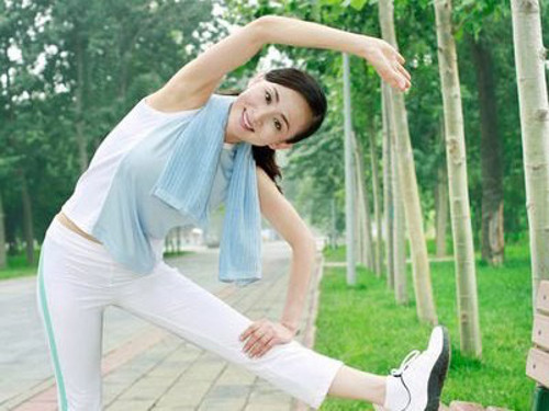 Khi tập thể dục. Khi tập thể dục, cơ thể sẽ ra mồ hôi, những lớp kem, phấn trang điểm làm bít lỗ chân lông, gây ra tình trạng mụn nhọt, làm da bị nhiễm trùng và nhanh lão hóa