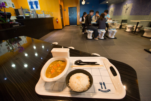 The Magic Restroom Coffee tại Mỹ. Toàn bộ nội thất bên trong nhà hàng đều là những vật dụng cần thiết và đặc trưng của một toilet. Ghế ngồi là chiếc bồn cầu nguyên vẹn, thậm chí bát, đĩa, và cốc nước cũng đều được thế kế theo hình dáng giống y nguyên một cái bồn cầu, hoặc chầu rửa. Các vị khách đến đây được trải nghiệm cảm giác lạ lẫm như đang ngồi trong nhà vệ sinh và thưởng thức các món ăn mang hình thù và màu sắc đặc trưng của toilet.