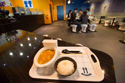 The Magic Restroom Coffee tại Mỹ. Toàn bộ nội thất bên trong nhà hàng đều là những vật dụng cần thiết và đặc trưng của một toilet. Ghế ngồi là chiếc bồn cầu nguyên vẹn, thậm chí bát, đĩa, và cốc nước cũng đều được thế kế theo hình dáng giống y nguyên một cái bồn cầu, hoặc chầu rửa. Các vị khách đến đây được trải nghiệm cảm giác lạ lẫm như đang ngồi trong nhà vệ sinh và thưởng thức các món ăn mang hình thù và màu sắc đặc trưng của toilet.