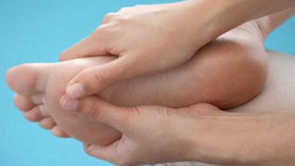 Tê cứng chân tay. REM, viết tắt của "chuyển động mắt nhanh" là giai đoạn sâu nhất của giấc ngủ khoảng 90 phút sau khi bạn đi ngủ. Trong giai đoạn REM, cơ bắp ở tay và chân của chúng ta tạm thời bị tê liệt. Điều này hết sức bình thường.