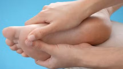 Tê cứng chân tay. REM, viết tắt của "chuyển động mắt nhanh" là giai đoạn sâu nhất của giấc ngủ khoảng 90 phút sau khi bạn đi ngủ. Trong giai đoạn REM, cơ bắp ở tay và chân của chúng ta tạm thời bị tê liệt. Điều này hết sức bình thường.