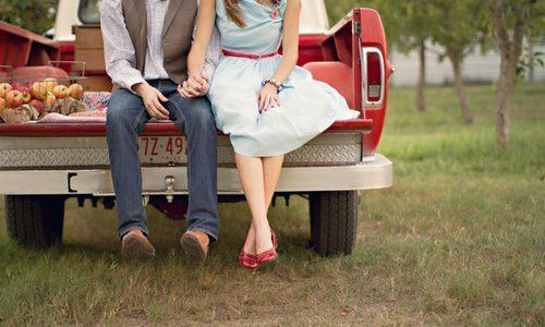 4. Hãy trở thành “chuyên gia tâm lý” của chàng. Người đàn ông nhìn bề ngoài thì mạnh mẽ, thế nhưng thật ra trong lòng họ cũng có lúc yếu mềm. Dù ở bất kỳ lúc nào, bạn cũng nên ở bên chàng. Những lúc gặp phải khó khăn trong cuộc sống, hãy quên việc trách móc nhau. Thay vào đó, bạn hãy trở thành chỗ dựa tinh thần cho chàng, là bờ vai an ủi, đồng cảm vè sẻ chia. Để những khi chàng vui, có thể cùng bạn tận hưởng hạnh phúc. Nhưng lúc chàng buồn, bạn có thể ở bên chia sẻ.