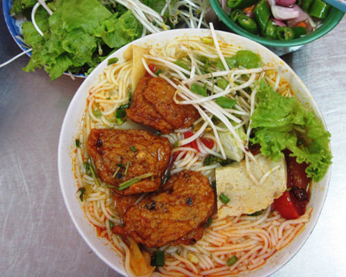 Bún cá Đà Nẵng. Bún cá Đà Nẵng ngun ngút mắt với màu vàng của chả chiên, trắng của chả hấp, có miếng xắt nhỏ, có miếng viên được tô điểm bởi hành xanh, cà chua đỏ và những loại rau ăn kèm tươi non, mỡ màng. Mùi thơm rất riêng của bún Đà Nẵng trộn với vị ngọt lành của nước lèo kết hợp cùng cái cay nóng, chua dịu của hành ớt ngâm quyến rũ khó tả.