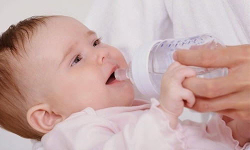 2. Khi cho trẻ uống nước, nên dùng loại nước ấm, tránh dùng nước lạnh sẽ khiến trẻ bị viêm họng.