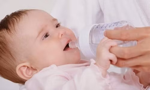 2. Khi cho trẻ uống nước, nên dùng loại nước ấm, tránh dùng nước lạnh sẽ khiến trẻ bị viêm họng.