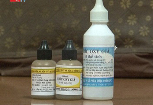 Dùng oxy già khử vi khuẩn trên thớt. Đổ ôxy già 3% lên thớt rồi dùng búi rửa bát cọ sạch. Để cho ôxy già sủi bọt và thấm vào thớt trong vòng vài phút rồi rửa sạch.