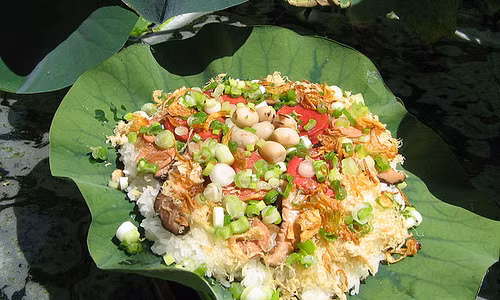 Xôi lúa Tương Mai. Làng Tương Mai (đường Trương Định, quận Hoàng Mai) chính là nơi tạo ra món xôi lúa ngon lành, hấp dẫn, là sự kết tinh cuộc sống vất vả một nắng hai sương của người lao động. Muốn nấu món xôi lúa ngon, người chế biến cần chọn loại gạo nếp mẩy, trắng, đều hạt. Riêng ngô thì cần loại ngô nếp già, thứ hạt quá lứa lỡ thì, hấp thụ hết nắng gió mà đanh lại.