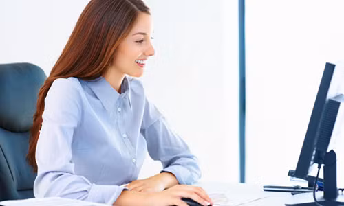 3.Thường xuyên sử dụng máy tính. Mới nghe thì bạn cảm chừng như thật vô lý, nhưng trên thực tế thì đúng là việc ngồi quá lâu trước màn hình máy tính khiến cho số người bị rụng tóc ngày càng nhiều hơn. Nguyên nhân là do những người này sử dụng máy tính quá nhiều khiến cho đầu óc phải tập trung cao độ và căng thẳng dẫn đến tình trạng rối loạn đầu óc. Đây cũng chính là nguyên nhân khiến cho việc hấp thụ chất dinh dưỡng của tóc gặp trở ngại, lâu dần, tóc sẽ mất dần sức sống và gãy rụng.