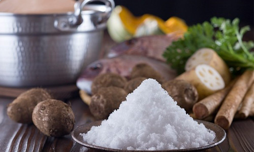 7. Ăn quá nhiều muối. Thực phẩm mặn và thực phẩm có chứa nhiều muối sẽ khiến bạn dễ bị mắc bệnh ung thư dạ dầy. Mỗi ngày bạn chỉ nên ăn khoảng 6gram muối là đủ.