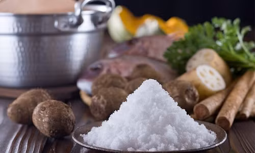 7. Ăn quá nhiều muối. Thực phẩm mặn và thực phẩm có chứa nhiều muối sẽ khiến bạn dễ bị mắc bệnh ung thư dạ dầy. Mỗi ngày bạn chỉ nên ăn khoảng 6gram muối là đủ.