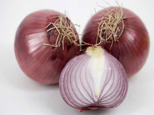 Hãy cắt củ hành ra làm đôi, sau đó đặt vào một cái đĩa và đặt nó ngay ở chỗ ẩm thấp. Hôm sau, mùi hôi cũng không còn mà nhà bếp của bạn cũng không hề bị vương vấn mùi hành….