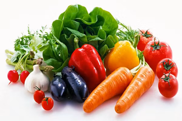 Ăn nhiều rau xanh quả chín, cũng giúp trẻ phát triển chiều cao vì rau quả cung cấp nhiều vi chất dinh dưỡng, hơn nữa lại phòng ngừa táo bón giúp trẻ hấp thu tốt các vi chất như: canxi, sắt, kẽm…Chế độ ăn cũng cần bổ sung các vi chất dinh dưỡng dưới dạng thuốc như: vitamin D, vitamin A, canxi, kẽm, sắt… theo hướng dẫn của bác sĩ.